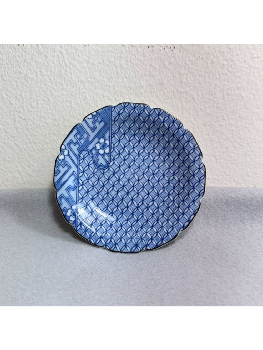 Japanese Blue & White Scalloped Porcelain Salad Plate 5" Mino Ware Interlocking - Picture 2 of 8